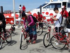 　10:30 ２つ目の船着き場 ロットネスト島到着。船が着くと皆さんレンタル自転車を降ろして、これで走ります。自家用車は禁止なので、島内のバスか、自転車かしかないそうです。