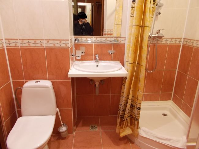 ９日間で　「４箇所・・・の　ホテル」に　宿泊した」けど、<br />こちら！だけ・・・が　「シャワー　のみ」でした。<br />ーーーーーーーーーーーーーーーーー<br />「旧　ソ連」を　感じる・・・　この　ホテル。<br /><br />都会に　並ぶ・・・ひとつ！の　ビルディング。も　<br />「桁違い！の　巨大さ」の　ロシア」。<br />ホテルも　「お部屋まで、　１　～　２km　歩かなければ・・・たどり着けない」な～んて　ホテル。も　<br />「旅行会社の　ソ連。　ロシア專門・添乗員さん」は、　経験しているんだとか～。