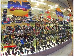【ユネスコ世界遺産、サンルイスの街並み】

ブラジル的、靴屋さんの陳列。