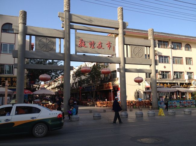 有名な敦煌夜市。<br />「串焼き区」で羊肉串とビールを食べようと思います。