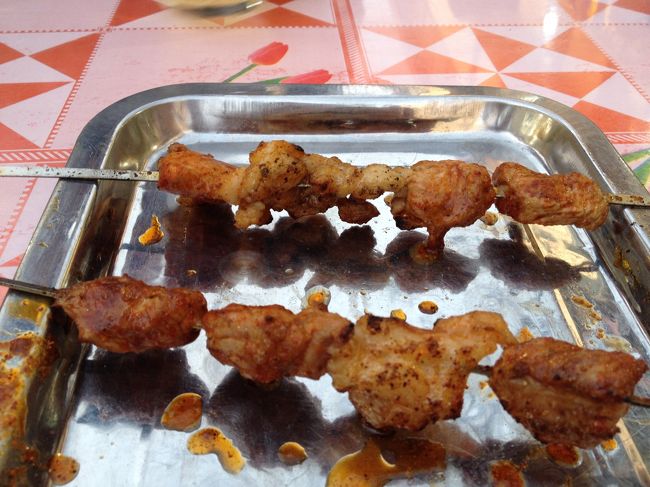 羊肉串焼き。価格は2元～10元まであります。