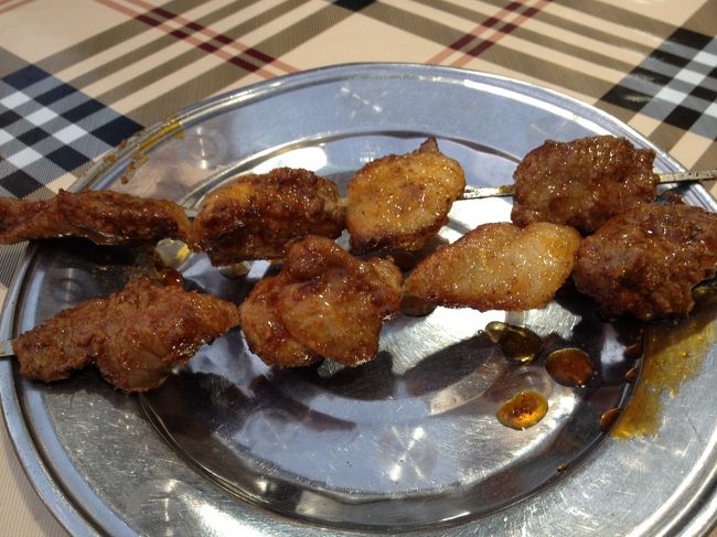 また串焼きを食べます。味は店によってちょっとずつ違うようですが、価格帯は同じです。