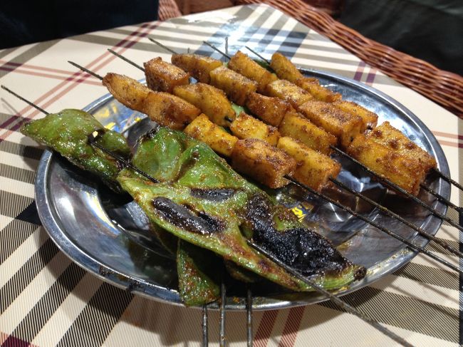 豆腐の串焼きと豆角というインゲンを平べったくしたような豆の串焼き