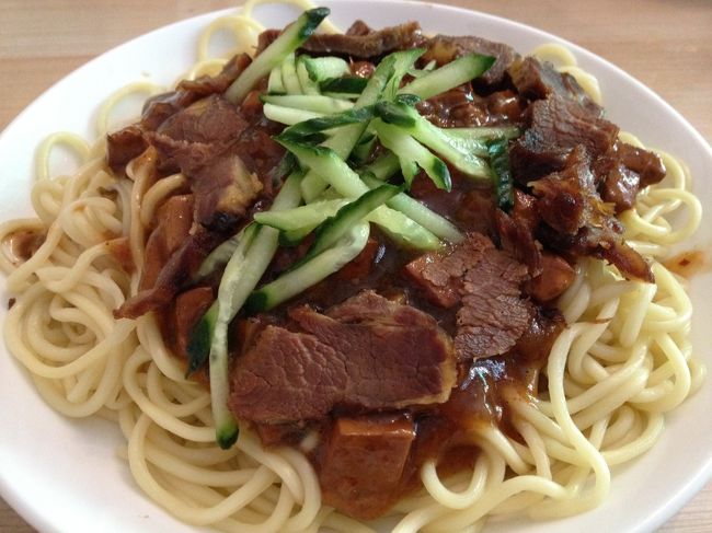 ロバ肉麺。心配していた臭味は無くあまじょっぱい味です。麺はソフト麺みたいなふやけた麺です。
