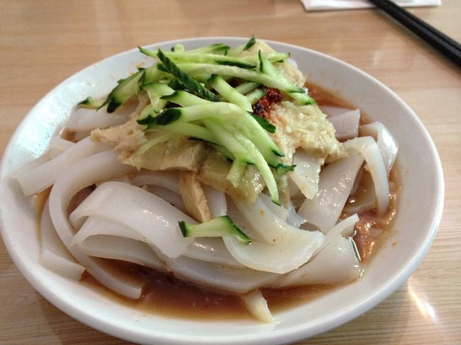 酉良皮。唐辛子の辛さと、ワサビの辛さが合わさってとても刺激的でした。キュウリの下にある湯葉みたいな物体が、なぜかワサビの味なのです。