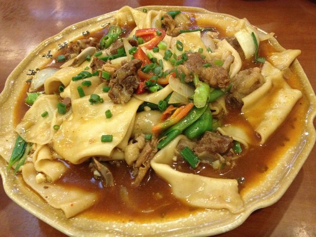 これが「胡羊燜餅」。餅？　幅広麺でした。でも麺は確かにモチモチしていておいしかったです。
