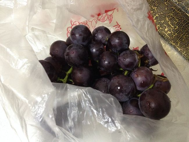 ぶどう。巨峰みたいな味。産地だし季節だから安い。ひと房10元。