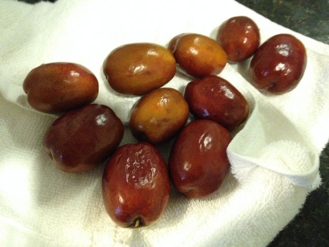 生の紅棗もおいしい。<br />お土産にたくさん買って、自分で干し棗を作ってみました。