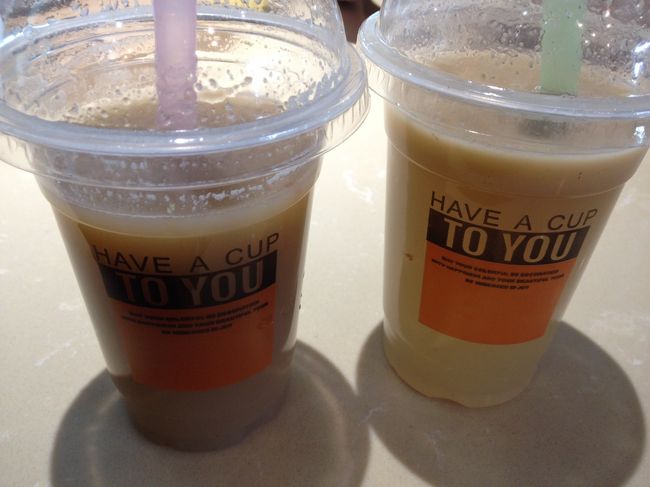 帰りに敦煌空港で飲んだぶどう生絞りジュース（左）。<br />1杯40元とお高いけれど、その価値はあります。