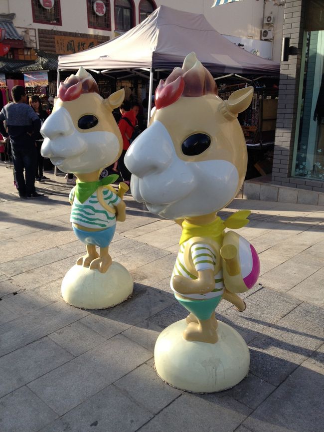 夜市に立って居たラクダ人形。<br />ちっとも可愛くないところが逆にすごい。