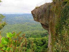 そして登場したのは、鋸山名物の地獄のぞき。

約100ｍの高さで断崖から突き出し、下方前傾しているため、かなり恐怖感があるらしい。
