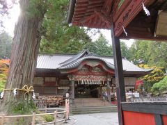 続いて、北口本宮冨士浅間神社に来ました。
手水舎で清めてから、参拝しました。

富士山周辺の観光地では、当たり前のようになってきた
光景ですが、日本人観光客より外国人観光客の方が多く
見かけました。

