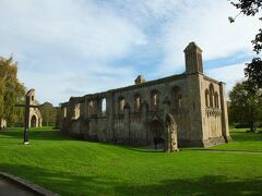 次の目的地は、街の中心部から徒歩1分のグラストンベリー修道院跡。ここは英国最古の修道院があった場所。しかし、既に廃墟となっています。