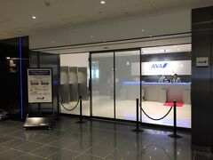 羽田空港国際線旅客ターミナル 4F
『ANA LOUNGE』（114番ゲート付近）

2014年3月30日、拡張された羽田空港国際線ターミナル内に新設された
『ANA SUITE LOUNGE』＆『ANA LOUNGE』の写真。

ANAラウンジは、出国フロア（3階）からエスカレーターを
上がってすぐの4階にあります。

＜営業時間＞
6:30～13:30

http://www.ana.co.jp/serviceinfo/international/inflight/guide/lounge/detail.html?c=hnd