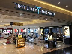 羽田空港国際線旅客ターミナル 3F
【TIAT DUTY FREE SHOP】

いつものように羽田空港国際線旅客ターミナル内にある免税店で、
シャネルやディオール等のコスメの値段をチェックします。
日本で買うのとニューヨークで買うのとは、どちらが安いかな？