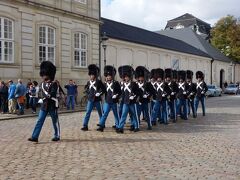 11時半頃に約1km離れた「ローゼンボー宮殿」から衛兵隊が行進して来ます。