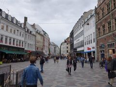 コペンハーゲンのメインストリート「ストロイエ」
4つの通りと3つの広場を総称してストロイエと呼ぶそうです。
「ヨーロッパ最長の歩行者天国」という事で毎日賑わっているらしいけど、月曜日の昼間だからか静かな雰囲気。