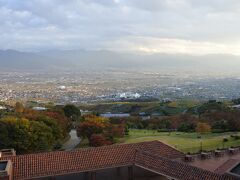 右手。富士山は残念ながら雲の中。夜は新日本三大夜景が楽しめる。