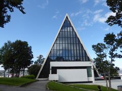 トロムソ橋を渡ったノルウエー本土側に現代的な教会があります。1965年に建設された北極教会で、ステンドグラスが美しい教会として知られています。トロムソ大聖堂には観光客は殆どいませんでしたが、こちらには行列が出来ていました。入場料を払う必要があります。