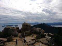 山頂の展望台からの景色です☆

大きな岩がゴロゴロ。