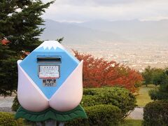 桃に富士山の郵便ポスト。本物の富士山は残念ながら雲の中。