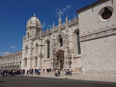 歩いた先に見えてきたのはジェロニモス修道院。
写真左下の行列はチケット購入の列。
大体10時半過ぎに行きましたが、それでも30分は待ちました。
待っている間ジプシーの売り子が色々買わないか聞いてきます。大抵はストール、男性の売り子はサングラスかセルフィー。