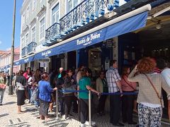 ジェロニモス修道院を出てすこし歩くと、お目当てのカフェが。
エッグタルトと言えばここ!!という有名なお店。
みなさん言うように、店の前は行列行列&行列。
ただ、それを右に見つつ中に入ると意外と中は広いので、難なく座れました。
が、私が座って食べ始めた頃は待機の列が出来てたので、なるべくなら12時前くらいに行くほうが良いのかもしれません。
店員さんは忙しそうなので、気が付いててもオーダーを取りに来てくれるのは少し遅いです。
まぁ、そうだよね…だだっ広い店内で回転も早いお店だし、みんな注文するし、そのわりにスタッフ数少ないし。