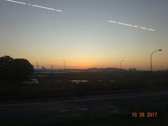 　　夜明け頃の「羽田空港」。