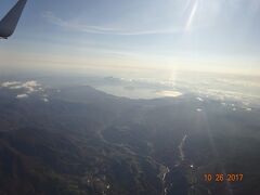 　　飛行機の窓から見える「十和田湖」。