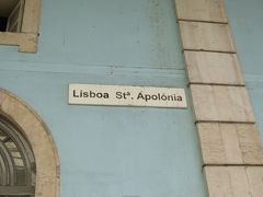 リスボンからポルトを目指します。
ブルーの壁が素敵な駅。