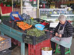 恒例の市場巡り。

この哀愁漂うおばさんに心を奪われました。