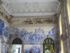 街散策でおススメと言えば街中にあるこの駅。
駅構内がまあ、素晴らしい。
タイルアート、素敵です。