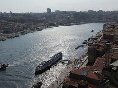 橋の上、電車が走る横からドウロ川を眺めます。
見飽きない景色、ポルトでは景色に癒されました～！