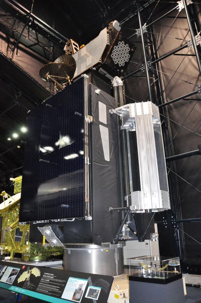 「きく８号」（2006年）<br />３トン級三軸静止衛星バス技術の確立、携帯端末と直接通信する技術の実証。<br />質量3,000kg、アンテナを広げるとテニスコート並みの大きさになる。<br />