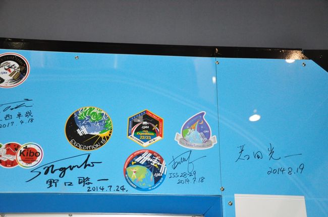 「きぼう」に滞在した宇宙飛行士のサインがある。