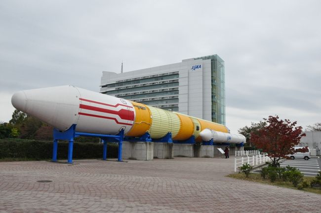 Ｈ-Ⅱロケットの実物展示<br />全長50m、直径4m、質量260t、打ち上げ能力4t<br />個体ロケットブースター搭載