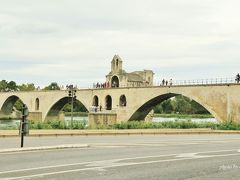 サン・ベネゼ橋、通称アヴィニョン橋
「橋の上で踊ろよ、踊ろよ♪」の童謡にも歌われている、あの橋です。
