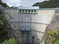 前編にて
鬼怒川温泉西部にある今市揚水発電所の下池ダムと上池ダムである
「今市ダム」「栗山ダム」を訪問
その後、日本最初の発電専用ダム「黒部ダム」（富山の黒部ダムとは別物・ダムカードもありません）を訪問した後、
川治温泉にある「小網ダム」を訪問しました。

※前編の様子はこちら
　https://4travel.jp/travelogue/11295486

中編にて川治温泉の直ぐ上流にある、鬼怒川上流ダム群の「五十里ダム」「川治ダム」を訪問し、その後川俣地区に移動し「川俣ダム」を訪問しました
川俣ダム周辺の「瀬戸合峡」はそれはそれは見事でした

※中編の様子はこちら
　https://4travel.jp/travelogue/11296900

後編はダムカード対象配布対象施設ではありますが、
車では訪問できない「三河沢ダム」を目指します

※写真は中編の最終地「川俣ダム」