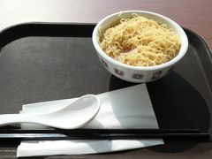 ワンタン麺としいたけの炒め物のセットとか、セット物しか見つかりません。
でも、私が食べてみたいのはワンタン麺。
レジで単品で注文できるのか聞いてみると、単品でも大丈夫とのこと。
ワンタン麺単品で＄４０でした。

えびワンタンは麺の下に隠れてます。
薄味で美味しかった！