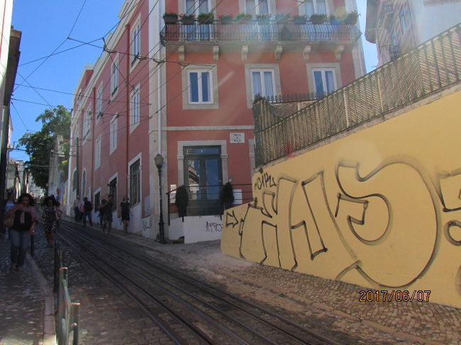 この右手の石段を登った上にペンションがある。リュックを部屋に置いて、早速街歩き。