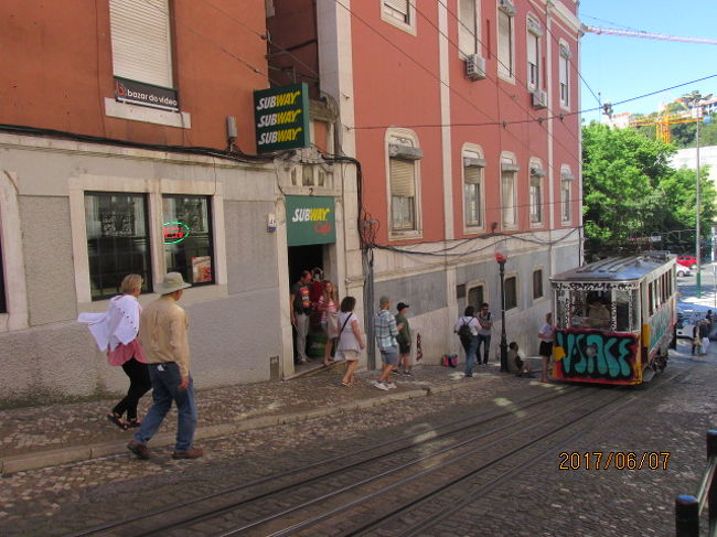 下の広場と高台の台地を結ぶ市電。ケーブルカーのように利用されている。