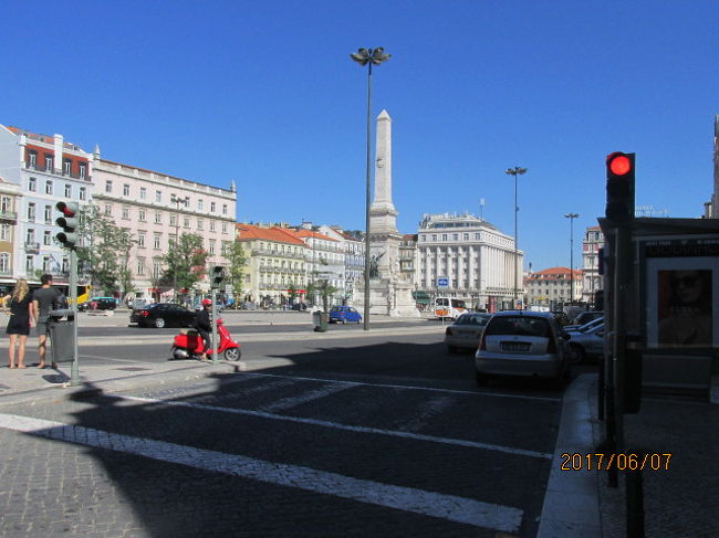 ペンションから4－5分坂道を下り降りた場所に街の中心、レスタウラドーレス広場がある。