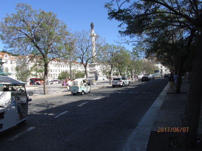 広場の中心部には独立記念のオベリスクが建っている。