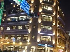 有名なデパートです。建物の中からの照明って素敵ですね。