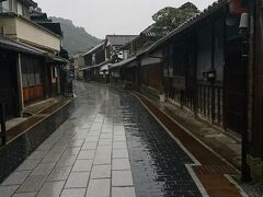 お昼過ぎに、竹原駅に戻ってきました。

町並み保存地区です。

雨のせいか、誰もいません。

そして折り畳み傘に穴が開きました。
