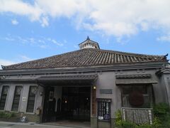 薫長酒造は、ちょっと沖縄の建物みたいでした。
薫長酒造の酒蔵は、この地で江戸期に酒造業を行っていた日田随一の豪商「千原家」から受け継いだもので、冨安合名会社の日田醸造場として創業したのが始まりとか。
日田が最も&#32363;栄した時代に建てられた酒蔵群は建築物です。