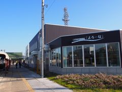 昼食は2013年に開設したバス待合所併設の交流センター「よろーな」の大会議室にて。