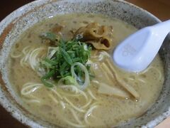 徳島ラーメン麺八
とんこつ醤油に博多ラーメンほどではない細麺。どこで食べてもこれと言った特色無く、全国区にはなれない感じ。