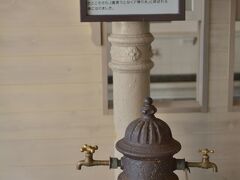 駅構内もレトロ満載。
洗面所の前に１９１４年（大正３年）からある幸運の手水鉢・水道「帰り水」。
名前の由来は、 戦前の海外帰国者や終戦後の復員の人達が、門司に帰り安堵の思いで喉を潤したところから「帰り水」と呼ばれる様になったということです。
ひねればちゃんと飲み水が出るらしい。
しまった…飲んでおけばよかった。
