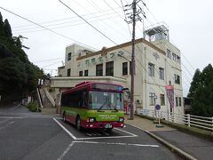 六甲山上駅と、これから乗る六甲山上バス。
六甲山上駅からは、有馬温泉までのロープウェイがあったのだが、現在途中区間が運転休止になっている。
この運転休止区間には、かつて乗ったことがある。
